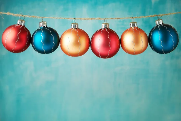 Farbige Weihnachtskugeln Hängen Auf Blauem Hintergrund — Stockfoto