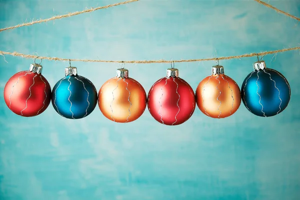 Farbige Weihnachtskugeln Hängen Auf Blauem Hintergrund — Stockfoto