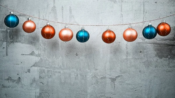 Farbige Weihnachtskugeln Hängen Betonwand Hintergrund — Stockfoto