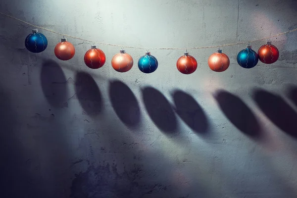 Farbige Weihnachtskugeln Hängen Betonwand Hintergrund — Stockfoto