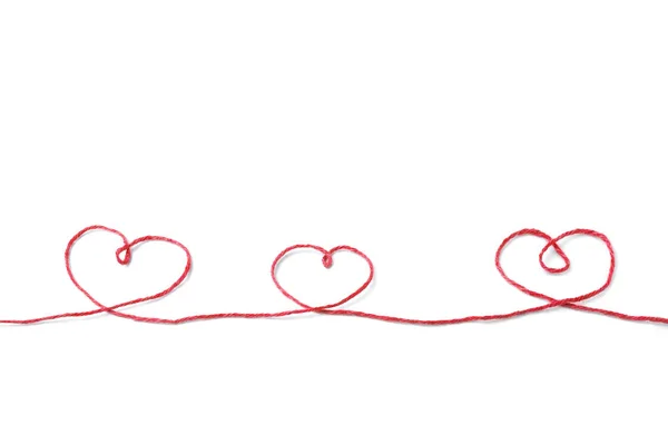 Roter Faden Und Drei Herzen Isoliert Auf Weißem Hintergrund — Stockfoto