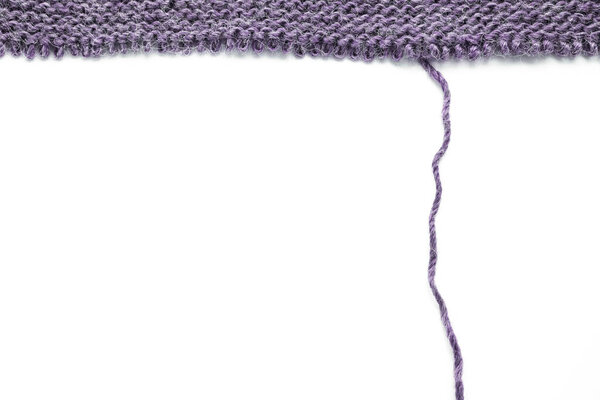 Распутывание трикотажной ткани на белом фоне