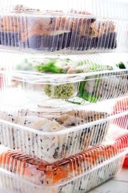 Suşi rulo setli plastik kutular. Yemek teslimatı