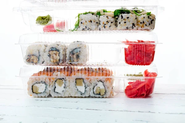 一堆堆装有寿司卷的塑料盒 粮食交付 — 图库照片