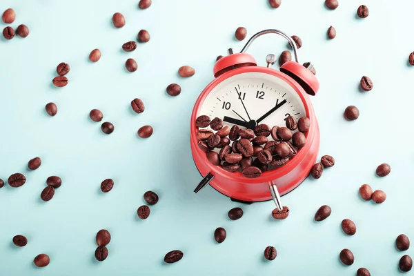 Reloj Despertador Rojo Granos Café Tostados Sobre Fondo Azul Concepto — Foto de Stock