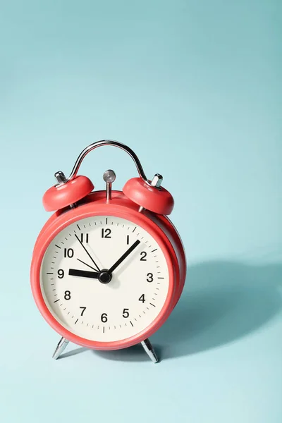 Reloj Despertador Rojo Con Sombra Sobre Fondo Azul Siete Minutos — Foto de Stock