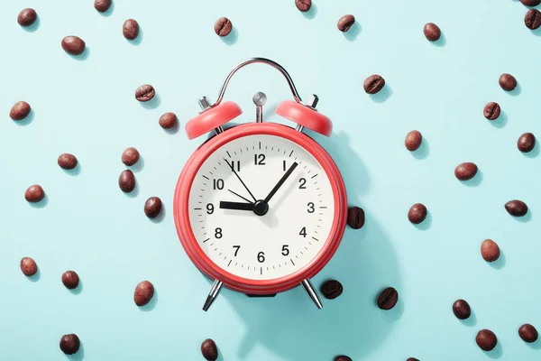 Reloj Despertador Rojo Granos Café Tostados Sobre Fondo Azul Con — Foto de Stock