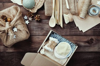 Sıfır noel hediyesi. Açık kutuda çevre dostu hediyeler. Çuval bezi paketleme.