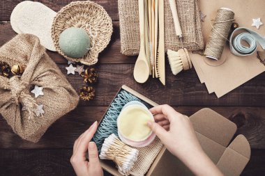 Sıfır atık noel hediyesi. Çevre dostu hediye kutusu paketleme.