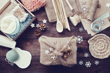 Sıfır noel hediyesi. Çevre dostu hediye. Çuval bezi paketleme