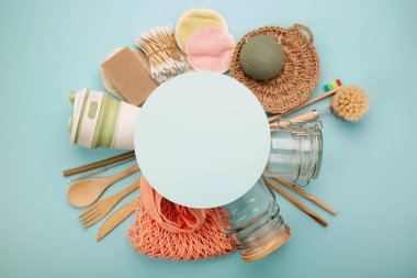 Çember çerçeveli ekolojik ürünler seti. Sıfır atık. Kopyalama alanı ile düz uzandı.