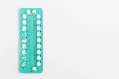 Beyaz arka planda doğum kontrol hapları. Doğum kontrolü