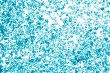 Beyaz arka planda mavi deniz tuzu kristalleri