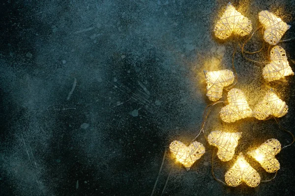 Karanlıkta parlayan kalp şeklinde güzel peri ışıkları. Sevgililer Günü arkaplanı