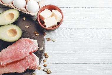 Ketojenik diyet kavramı. Işık masasında beslenme yemeği