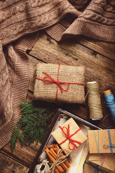 Jul Nyårskomposition Med Presentaskar Och Stickad Filt Träbord Förberedelser Inför — Stockfoto