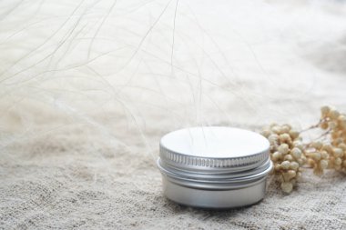 Keten peçetedeki metal krema kavanozu