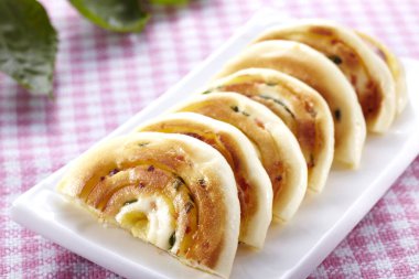 Beyaz tabakta iştah açıcı köftesi