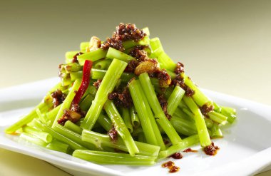 Sebze chili soslu beyaz plaka üzerinde takip ediyor