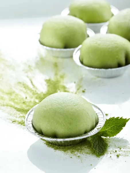 Gâteaux Asiatiques Verts Vapeur Avec Des Feuilles Menthe — Photo