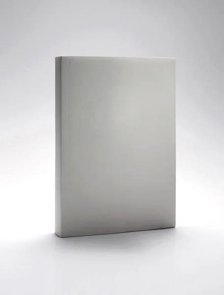 Beyaz arka plan üzerinde beyaz kitap