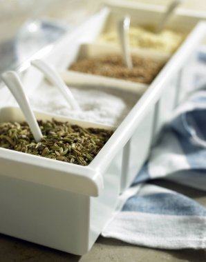 Çeşitli baharatlar ile kutu Closeup çekim 