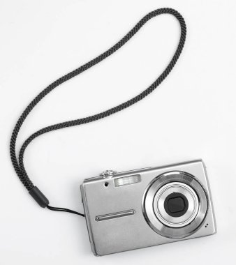 Beyaz arka plan üzerinde izole eski dijital fotoğraf makinesi