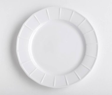 Beyaz Restoran plaka yükseltilmiş görünümünü beyaz masanın üzerine yerleştirilen