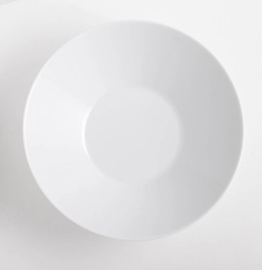 Beyaz Restoran plaka yükseltilmiş görünümünü beyaz masanın üzerine yerleştirilen