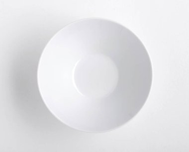 Beyaz Restoran plaka yükseltilmiş görünümünü beyaz masanın üzerine yerleştirilen