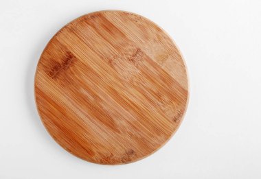 Ahşap kesme tahtası beyaz arka plan üzerinde izole yükseltilmiş görünümünü 