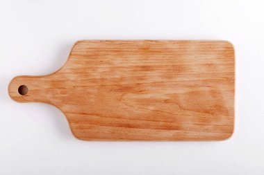 Ahşap kesme tahtası beyaz arka plan üzerinde izole yükseltilmiş görünümünü 