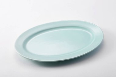 Mavi restoran plaka yükseltilmiş görünümünü beyaz masanın üzerine yerleştirilen