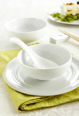 Mutfak eşyaları ve çatal bıçak takımı ile servis edilen restoran masasının kapatılması  