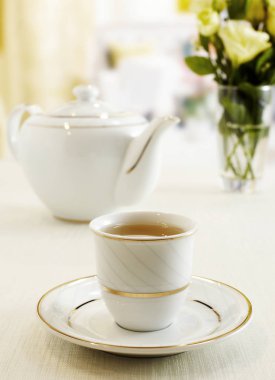 Closeup servis restoran tablo farklı sofra, çatal bıçak takımı ve çiçekli vazo 