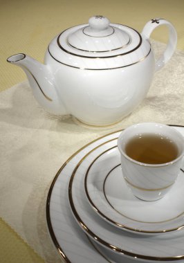 Mutfak eşyaları ve çatal bıçak takımı ile servis edilen restoran masasının kapatılması 