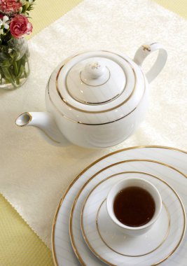 Closeup servis restoran tablo farklı sofra, çatal bıçak takımı ve çiçekli vazo 