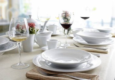 Beyaz tabak, çatal bıçak takımı ve kadehlerin servis restoran tablo 