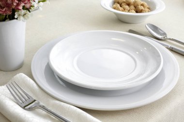 Mutfak eşyaları ve çatal bıçak takımı ile servis edilen restoran masasının kapatılması  