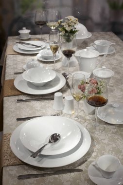 Beyaz tabak, çatal bıçak takımı ve kadehlerin servis restoran tablo 