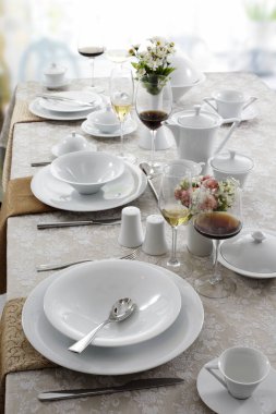 Beyaz tabak, çatal bıçak takımı ve kadehlerin servis restoran tablo 