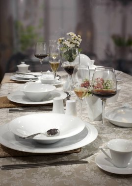 Beyaz tabak, çatal bıçak takımı ve kadehlerin servis restoran tablo 