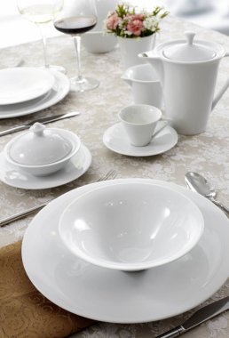 Closeup servis restoran tablo farklı sofra, çatal bıçak takımı ve çiçekli vazo 