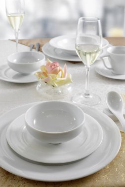 Beyaz tabak, çatal bıçak takımı ve kadehlerin servis restoran tablo 