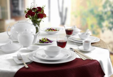 Beyaz tabak, çatal bıçak takımı ve kadehlerin servis restoran tablo 