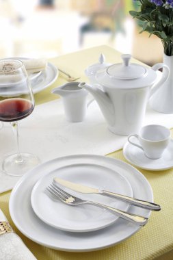 Beyaz tabak, çatal bıçak takımı ve kadehlerin servis restoran tablo 