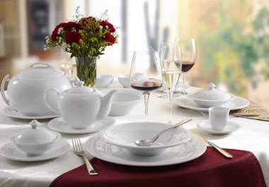 Beyaz tabak, çatal bıçak takımı ve kadehlerin servis restoran tablo 