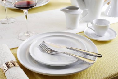 Mutfak eşyaları ve çatal bıçak takımı ile servis edilen restoran masasının kapatılması  