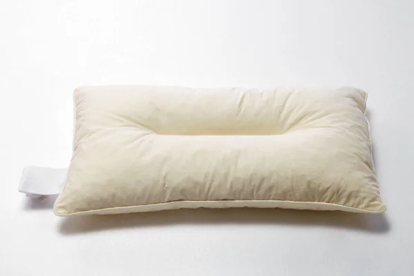Fechar Travesseiro Branco Isolado Fundo Branco — Fotografia de Stock