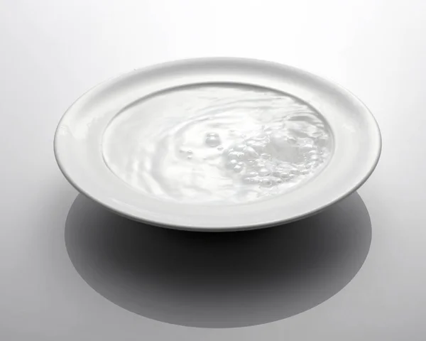 Restoran Plaka Yükseltilmiş Görünümünü Beyaz Masanın Üzerine Yerleştirilen — Stok fotoğraf